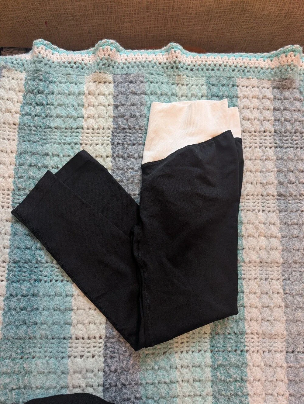 High-Waist‎ Black Leggings with Cream V-Shaped Waistband Size Large